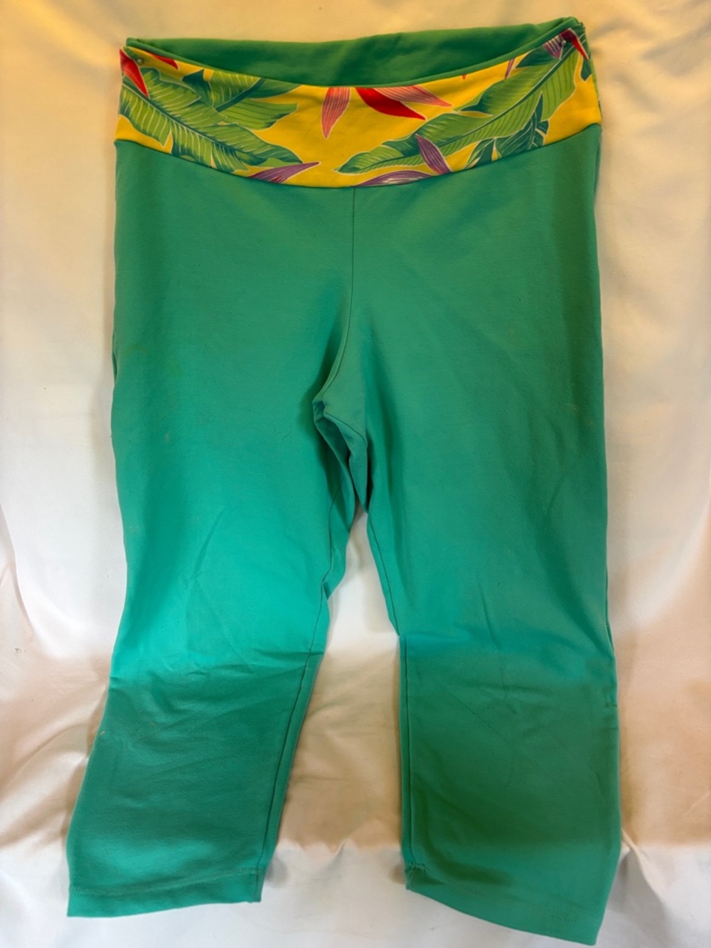 TURQUOISE WOMEN’s CAPRI YOGA LEGGINGS WITH TROPICAL PRINT WAISTBAND - - Picture 6 of 12